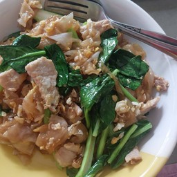 เส้นใหญ่ผัดซีอิ้ว