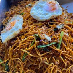 เส้นเหลืองผัด+ไข่ดาว