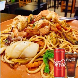 [อร่อยซ่ากับโค้ก] สปาเก็ตตี้ผัดขี้เมาทะเล และโค้กกระป๋อง