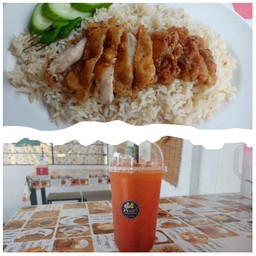 ข้าวมันไก่ทอดกินคู่ชาดำเย็น