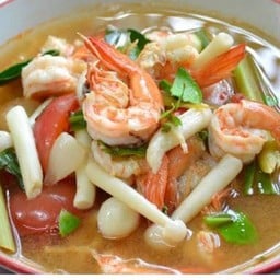 ต้มยำรวมมิตรน้ำใส กุ้งปลาหมึก หมู