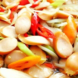 ข้าวหน้าไส้กรอกผัดพริกหยวก