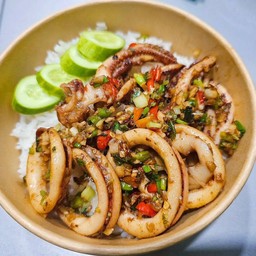 ข้าวปลาหมึกคั่วพริกเกลือ