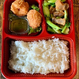 ข้าวคะน้าหมูกรอบ+ทอดมันกุ้ง