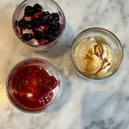 ไอศกรีมชีสพาย ซอสคาราเมล