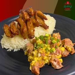 แหนมผัดไข่ราดข้าว