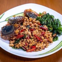 กระเพราไข่เยี่ยวม้า+ราดข้าว
