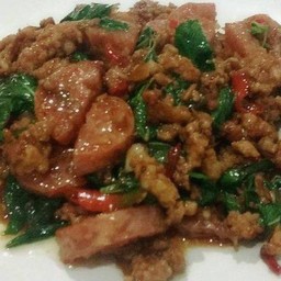 ข้าวหน้ากระเพราแหนม,หมูสับ