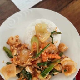 ปลาหมึกผัดไข่เค็มราดข้าว