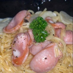 Spaghetti Carbonara and Sausage สปาเกตตี้ คาโบนาร่า ไส้กรอก
