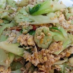 ข้าวหน้าผัดดอกกะหล่ำหมูสับใส่ไข่