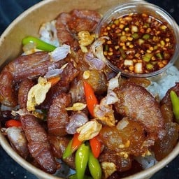 หมูทอดกระเทียมพริกสดราดข้าว