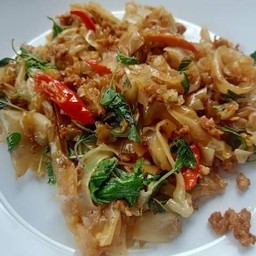 เส้นใหญ่ผัดกระเพรา