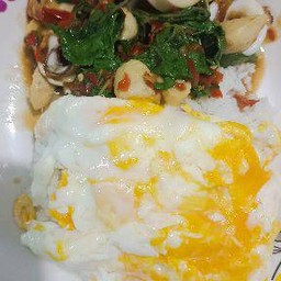 ข้าวกะเพรา+ ไข่ขยี้ ไข่2ฟอง