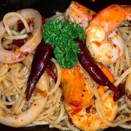 Dried chili and Seafood Spaghetti สปาเกตตี้ผัดพริกแห้งซีฟู๊ด