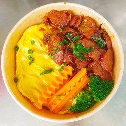 ข้าวกระเพรากุนเชียงราดข้าว+ไข่