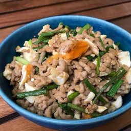 หมูสับผัดไข่เค็ม ราดข้าว