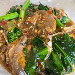 คะน้าปลากระป๋องราดข้าว