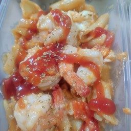 มักโรนีผัดซอสมะเขือเทศกุ้ง