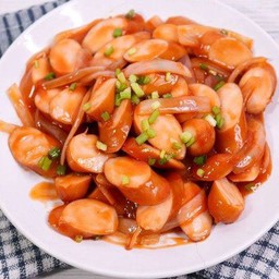 ข้าวราด ไส้กรอกผัดซอส