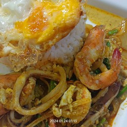 กุ้งกับหมึกผัดผงกระหรี่ราดข้าว