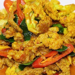 ข้าวหน้าดอกกะหล่ำผัดพริกแกงใต้หมูสับ