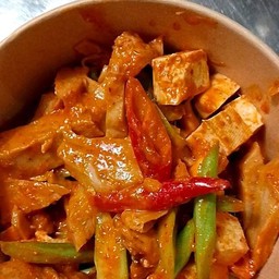 ผัดเผ็ดไก่เจ หรือเต้าหู้ Vegetarian spicy stir fried plantbased meat เลือกเพิ่มเต้าหู้
