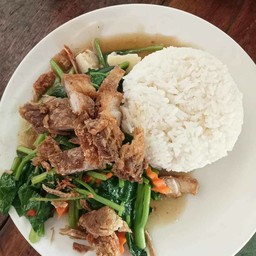 คะน้าหมูกรอบราดข้าว