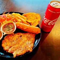 [อร่อยซ่ากับโค้ก] สเต็คไก่ไส้กรอก +โค้กกระป๋อง