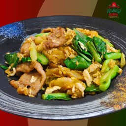 เส้นใหญ่ผัดซีอิ๊วหมูหมัก
