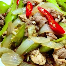 ข้าวหน้าหมูชิ้นผัดพริกหยวก