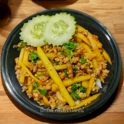 ข้าวกะเพราหน่อไม้หมูสับ