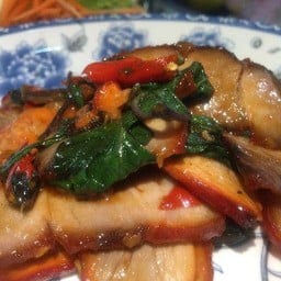 กะเพราหมูแดง