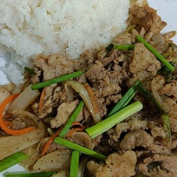 เนื้อผัดพริกไทยดำราดข้าว