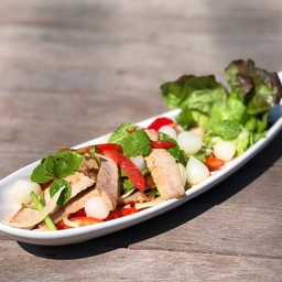 ยำหมูย่างกระเทียมโทน (Grilled Pork Salad with Garlic Tone)