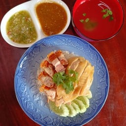 ข้าวมันไก่+หมูกรอบ สูตรฮ่องกง ต้นตำรับ  70ปี  น้ำจิ้มรสเด็ด