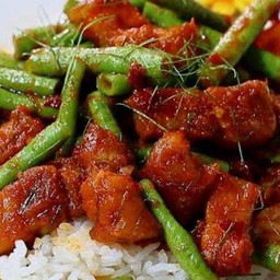 หมูสามชั้นผัดพริกแกงถั่ว กับข้าว