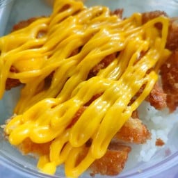 ข้าวหน้าไก่ทอด ซอสชีส (มายองเนสกลิ่นชีส)