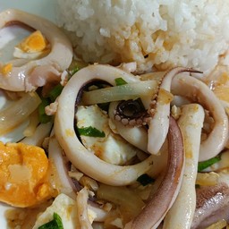 หมึกผัดไข่เค็มราดข้าว