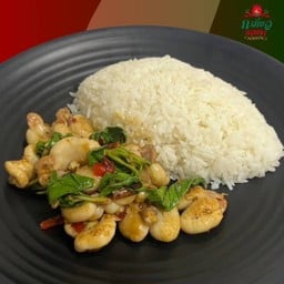 ผัดกะเพราไข่ปลาหมึกราดข้าว