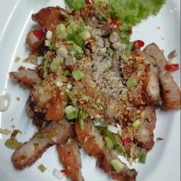 ข้าวหมูสามชั้นคั่วพริกเกลือ + กะหล่ำปลีน้ำปลา