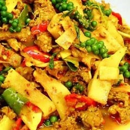 ผัดเผ็ดอาหารป่า by ลุงกร