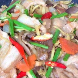 ข้าวหมูสามชั้นผัดขิง