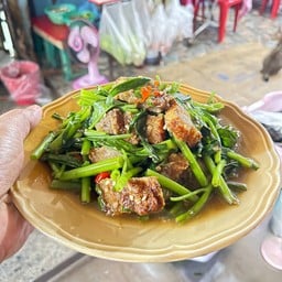 ผัดผักบุ้งหมูกรอบ