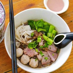 ครัวยายช่วย ก๋วยเตี๋ยวเรือ (หมู-เนื้อ) (รับเงินสด)