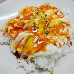 ข้าวไข่ขยี้ ซอส hot and spicy