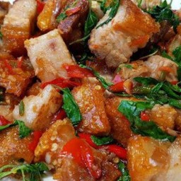 ข้าวหมูสามชั้นผักกะเพรา