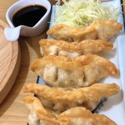 เกี๊ยวซ่าไก่+ซอสเกี๊ยวซ่าค่ะ(ไม่มีผักนะคะ)