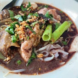 ร้านนายอึ่ง ก๋วยเตี๋ยวน้ำตก ลูกชิ้นแชมป์