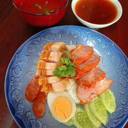 ข้าวหมูแดง  หมูกรอบ ฮ่องกง น้ำซอสสูตรดั่งเดิม